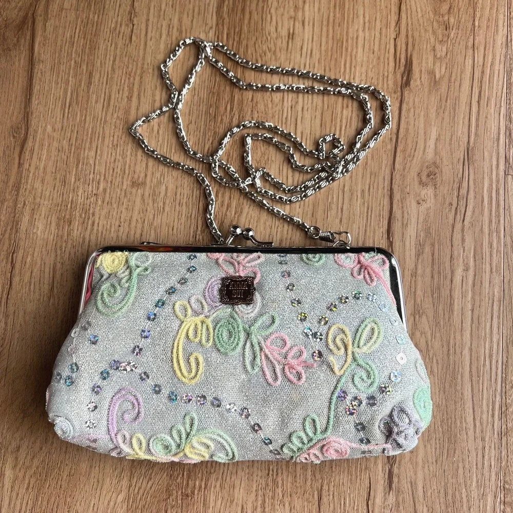 Vintage Anna Sui Y2K Pastel Embroidered Sequin Kiss-Lock Chain Clutch Purse Flor